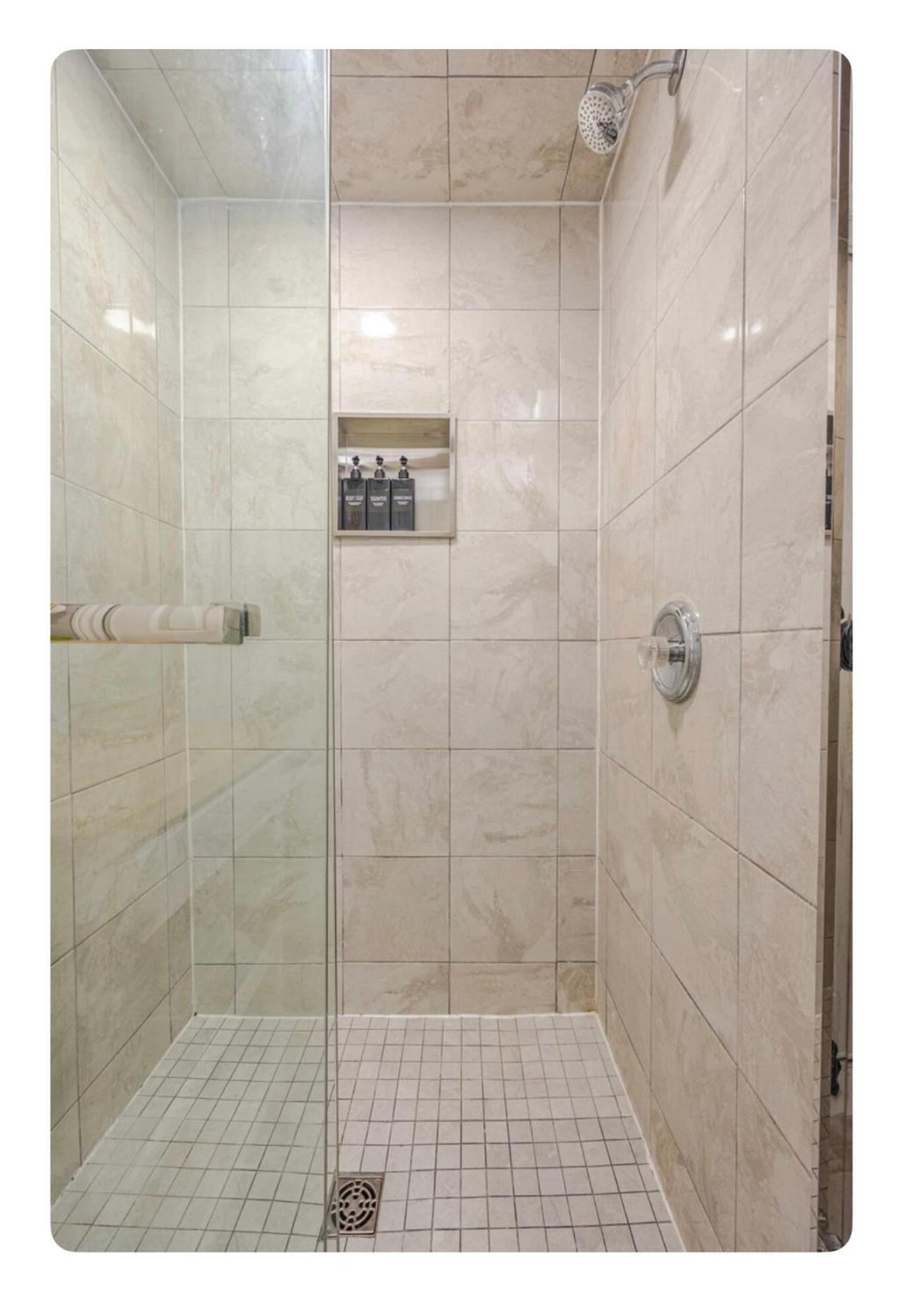 Luxurious 1000 Sq Ft Oasis Apartment Brampton Exterior photo